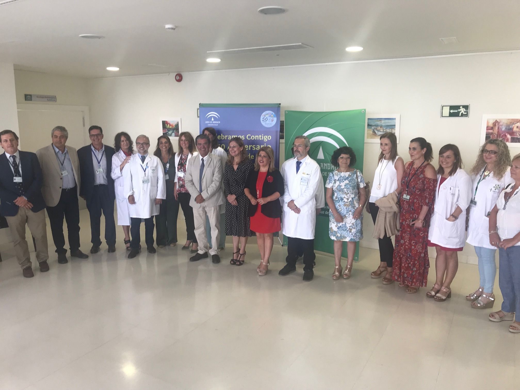 Foto de familia de profesionales y representantes políticos en el Hospital de Jerez.