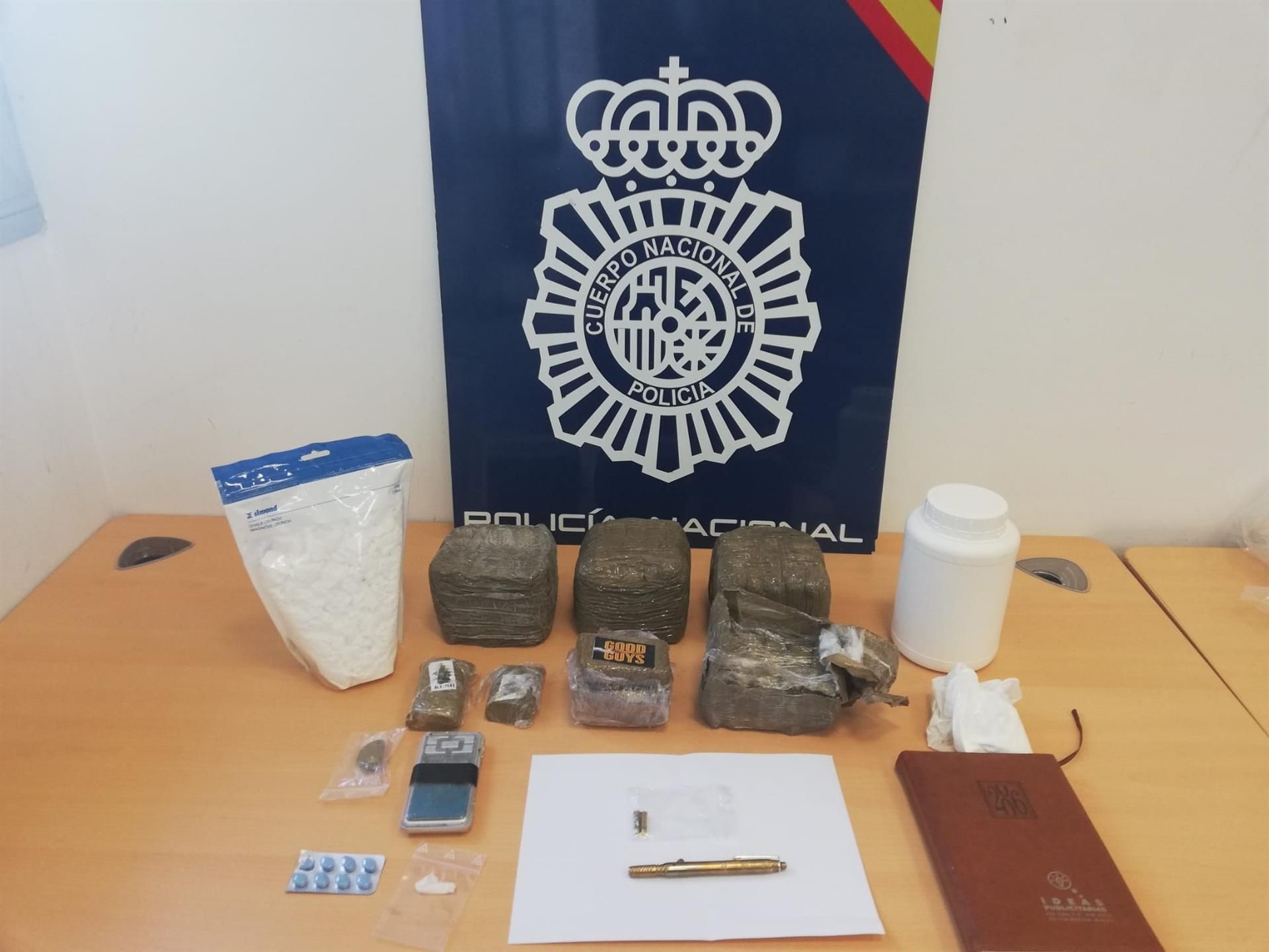 Encuentran un bolígrafo pistola en un punto de venta de droga cercano a un colegio de Alcalá de Guadaira.