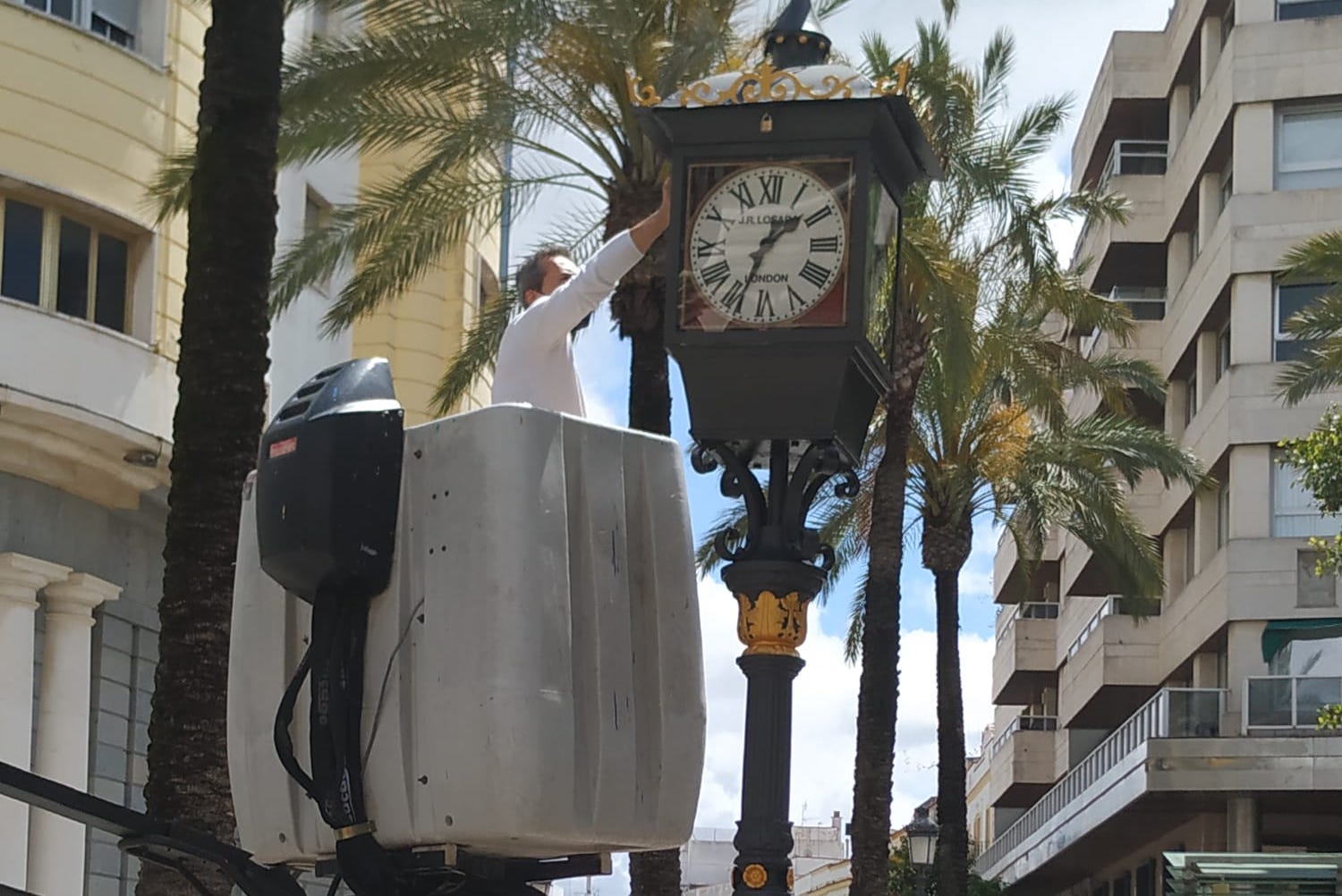 El icónico reloj-farol de Losada ya está en el Arenal.