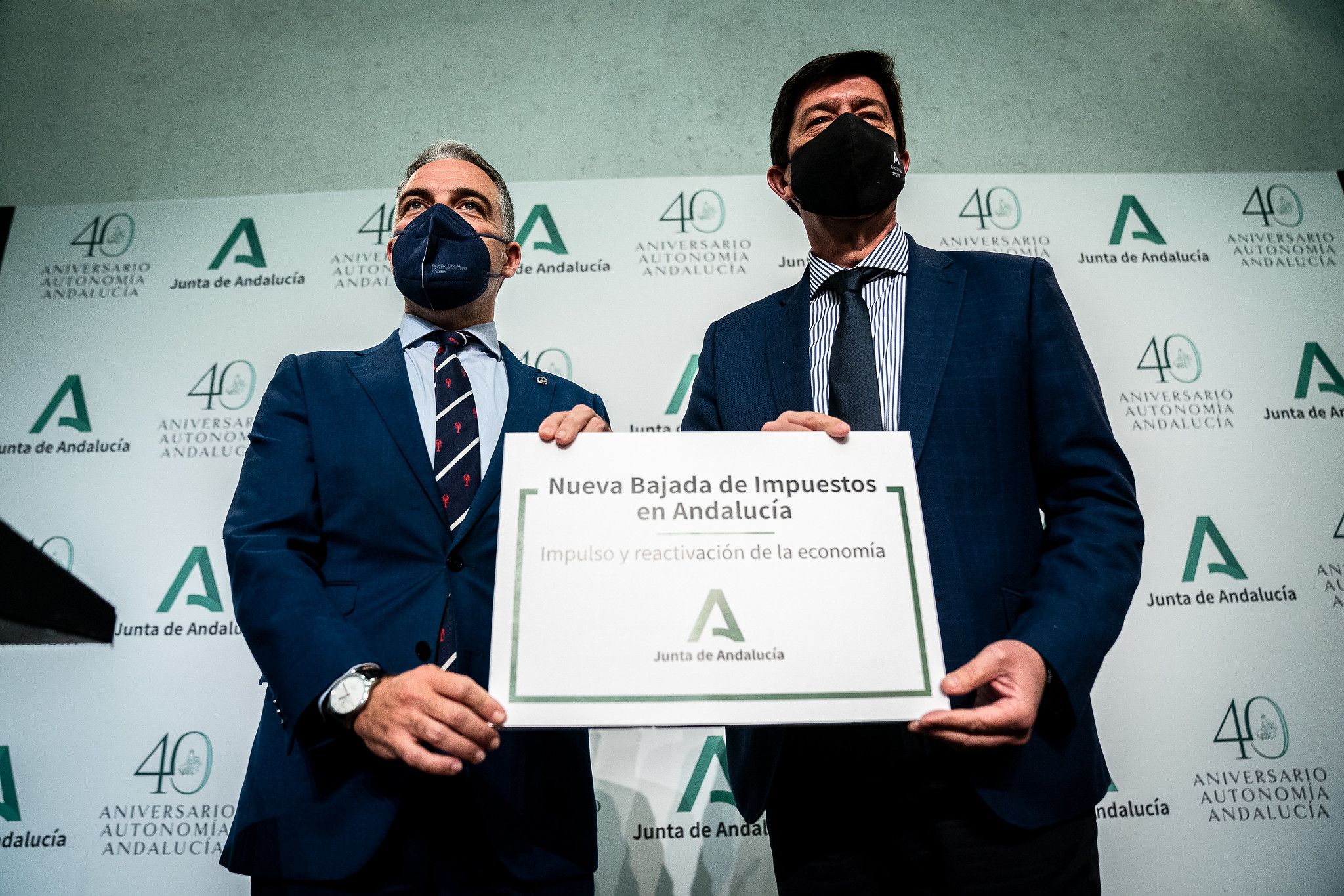 Bendodo y Marín, con el cartelón de la bajada de impuestos, en la rueda de prensa posterior al Consejo de Gobierno. JUNTA Bendodo y Marín, con el cartelón de la bajada de impuestos, en la rueda de prensa posterior al Consejo de Gobierno. JUNTA