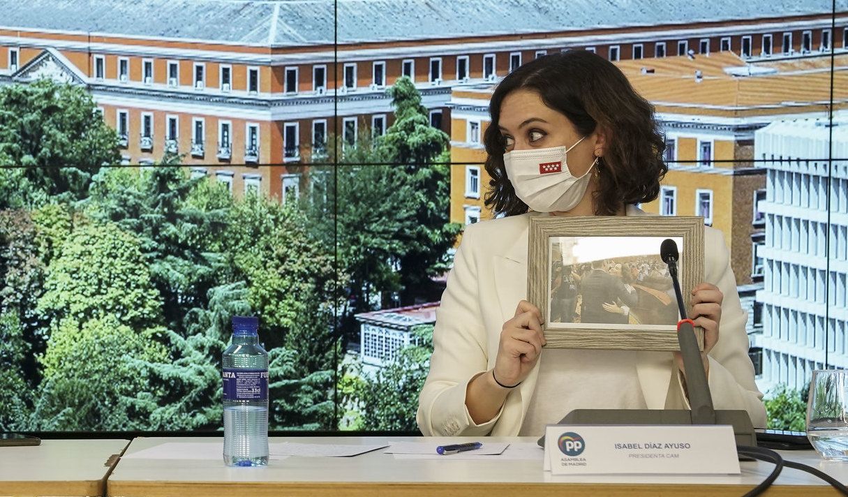 Isabel Díaz Ayuso, candidata del PP a la presidencia de la Comunidad de Madrid, recibe una carta con dos balas.