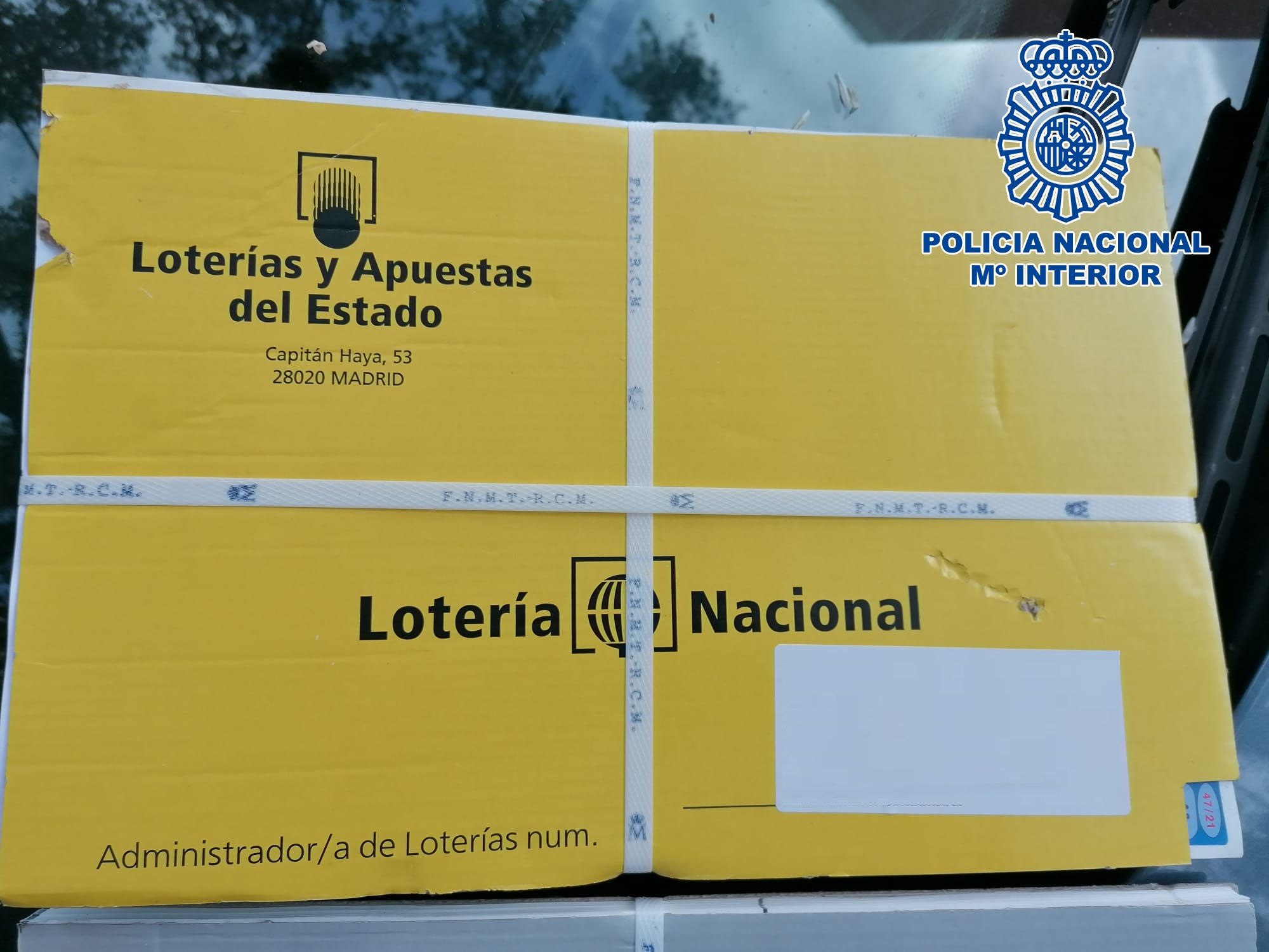Uno de los paquetes con los décimos de Lotería hallados en la calle, en Cádiz capital.