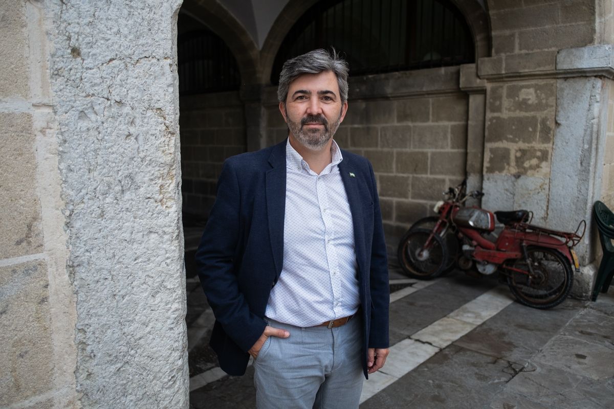 "La economía andaluza está colonizada por empresas que no tributan aquí, en eso hay que poner el foco". En la imagen, Modesto González, esta semana en la Pescadería Vieja de Jerez.