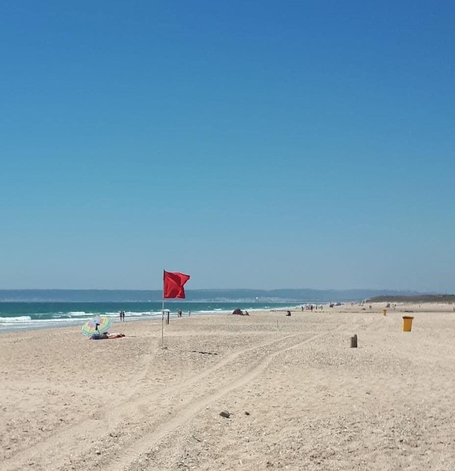 Bandera roja en la playa de Zahara.