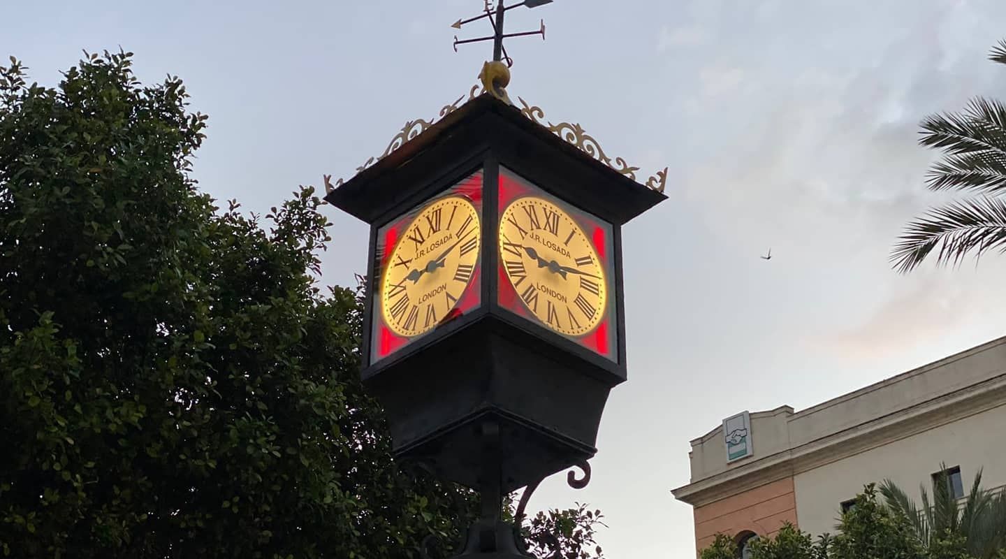 El reloj farol de Losada, en pleno funcionamiento en la plaza del Arenal.