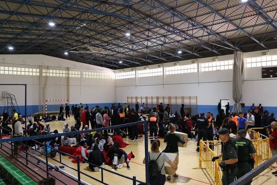 Migrantes atendidos en un polideportivo de Barbate. FOTO: AYUNTAMIENTO DE BARBATE.