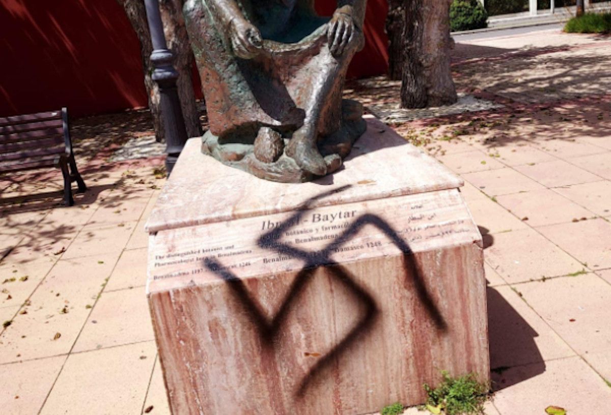 Una esvástica nazi en  la estatua de Ibn al-Baytar de Benalmádena.