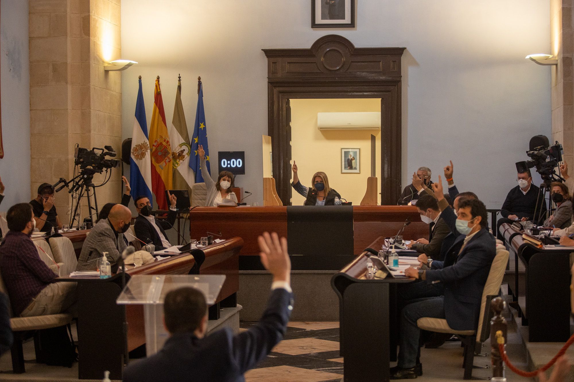 Vía libre para obras en Las Torres, La Granja, zona Sur y para acabar la nueva jefatura de la Policía Local de Jerez. En la imagen, un momento del pleno de abril, este jueves en el Ayuntamiento de Jerez.