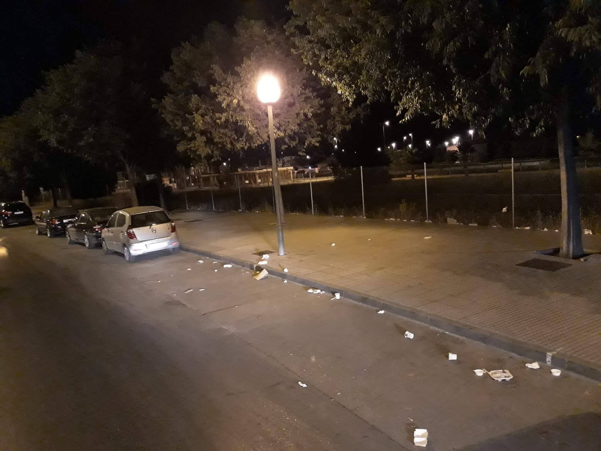 Estado habitual de la zona de la avenida Caballero Bonald más próxima a McDonald's, en una foto-denuncia vecinal subida a Facebook.