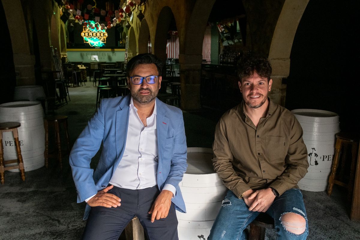 Alfredo Carrasco y Dani Celis, de Alfredo Café Copas y de Bereber, en el interior de la discoteca ubicada en el casco histórico.