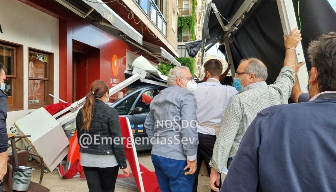 Un conductor ebrio impacta contra la terraza de un restaurante en Sevilla.