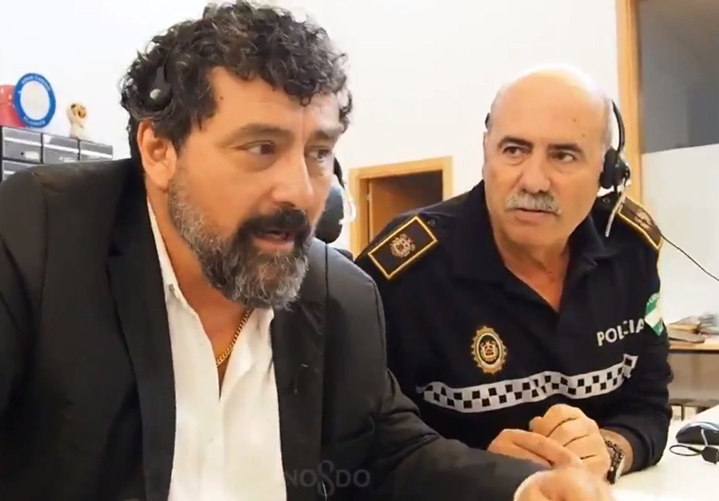 Paco Tous, con un agente de la Policía Local de Sevilla.
