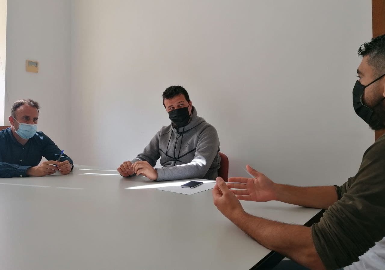 Alejandro Gutiérrez, de Adelante El Puerto, reunido con trabajadores de M&M.