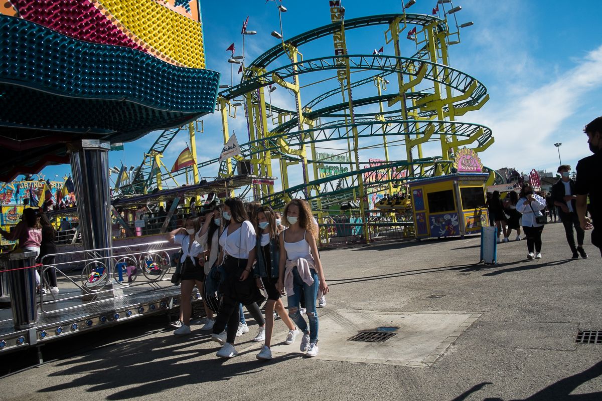 Jóvenes pasean por el 'Parque de las emociones' de Jerez.