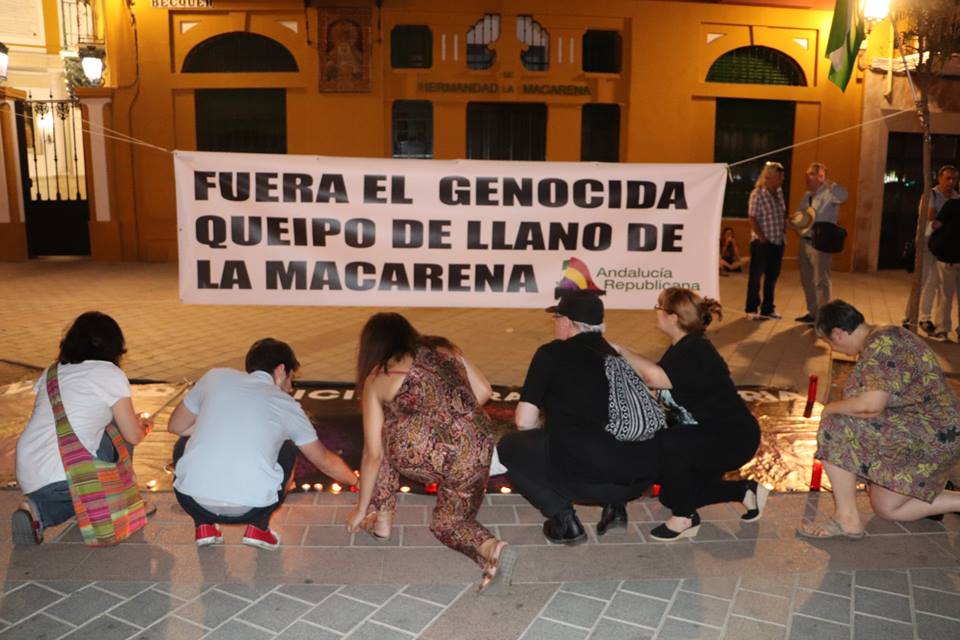 Ciudadanos dejan velas durante una vigilia para exigir que saquen los restos de Queipo de Llano de la Macarena. FOTO: R.S. 