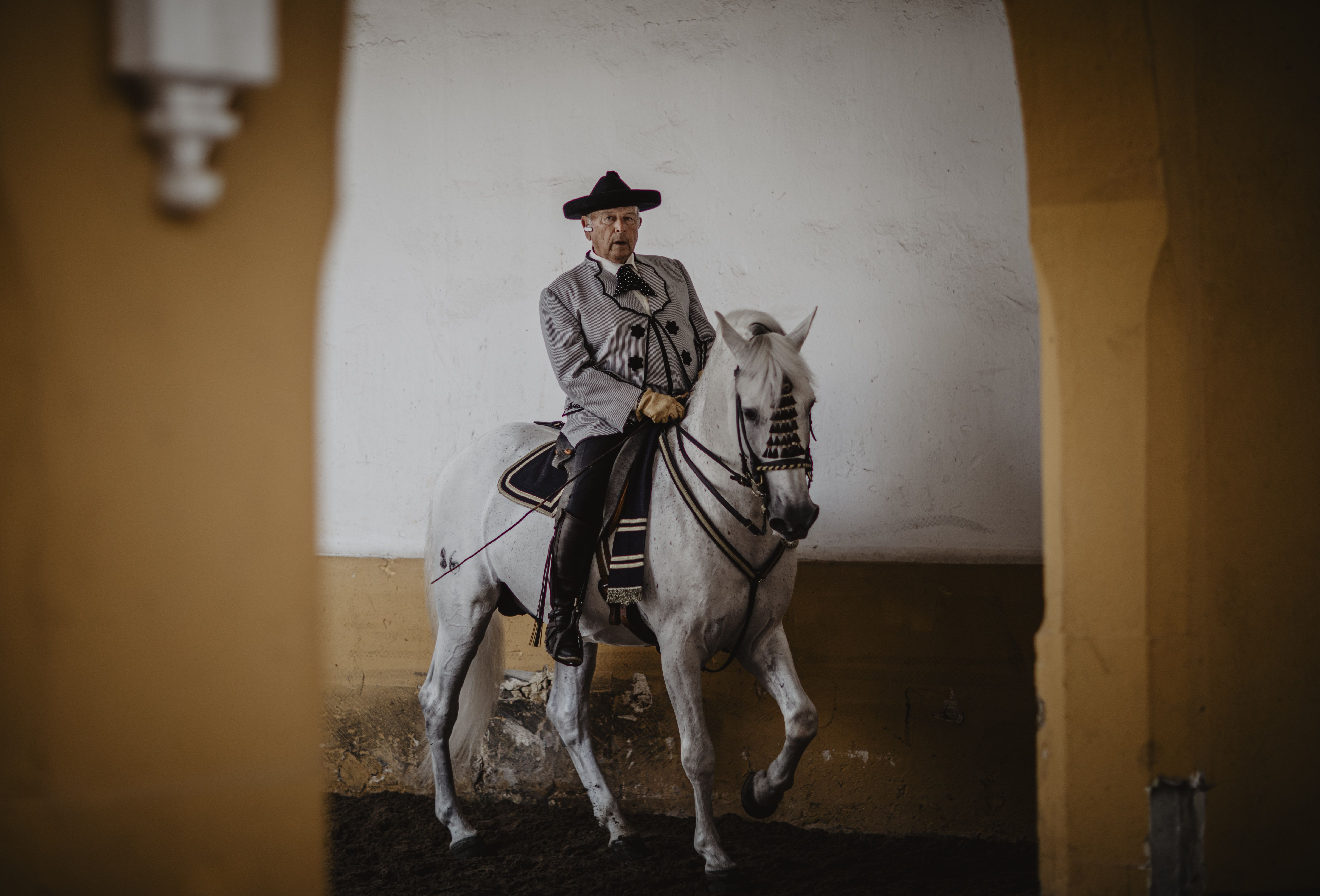 Álvaro Domecq Romero monta uno de los caballos en la Real Escuela.