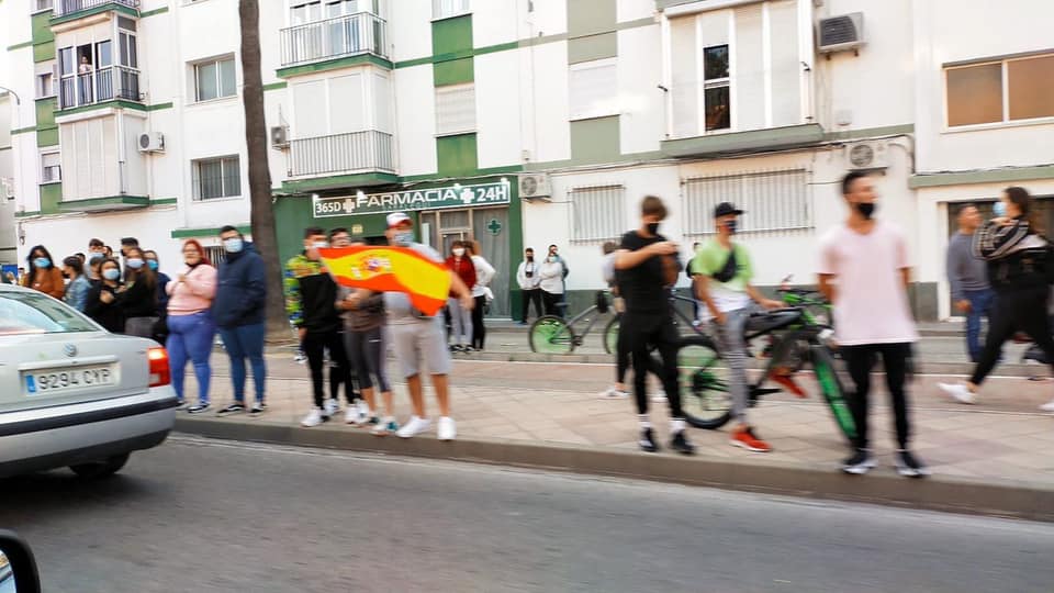 Una de las imágenes en la que denuncian la presencia de espectadores a la llegada de las motos.