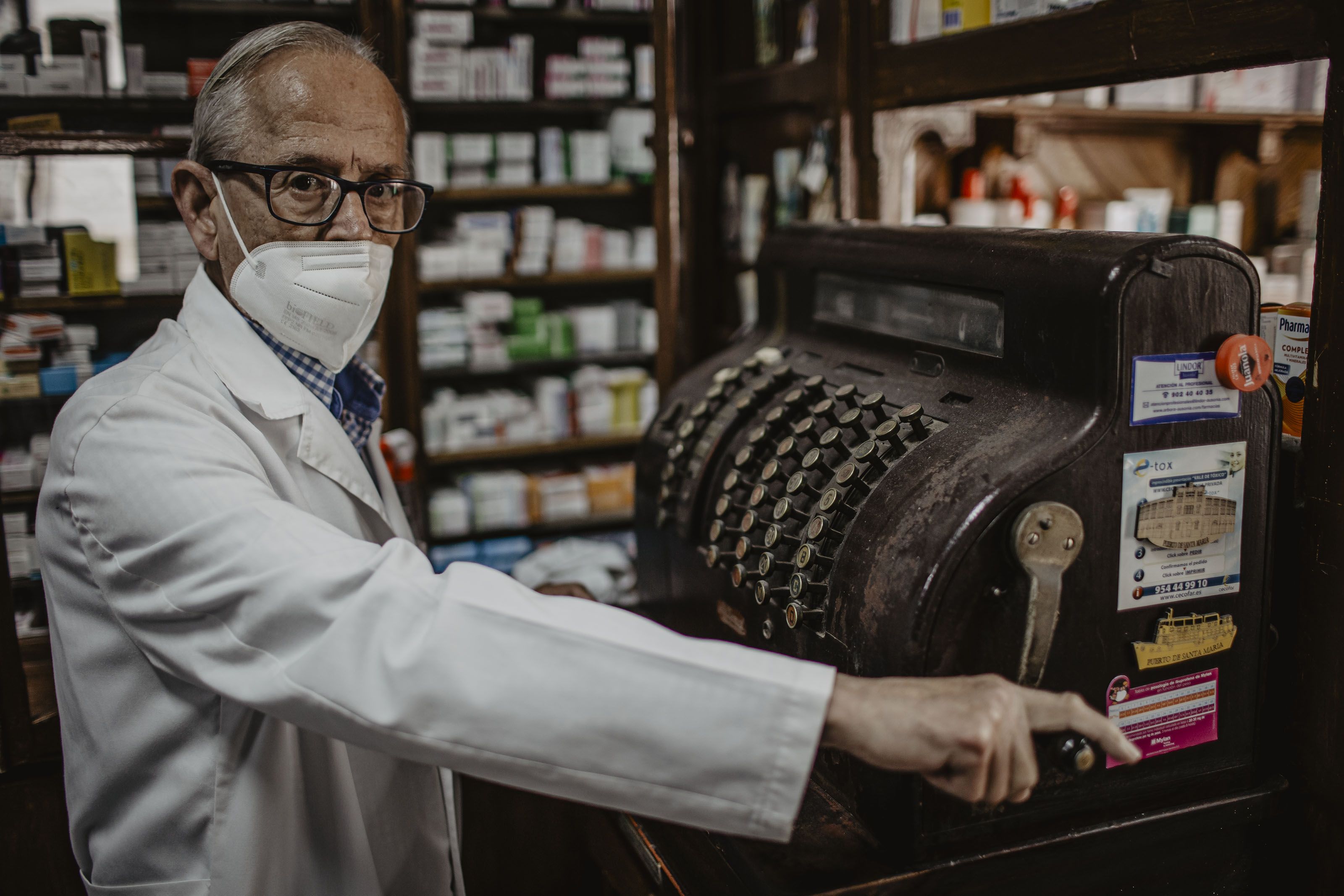 José María utilizando la caja registradora.