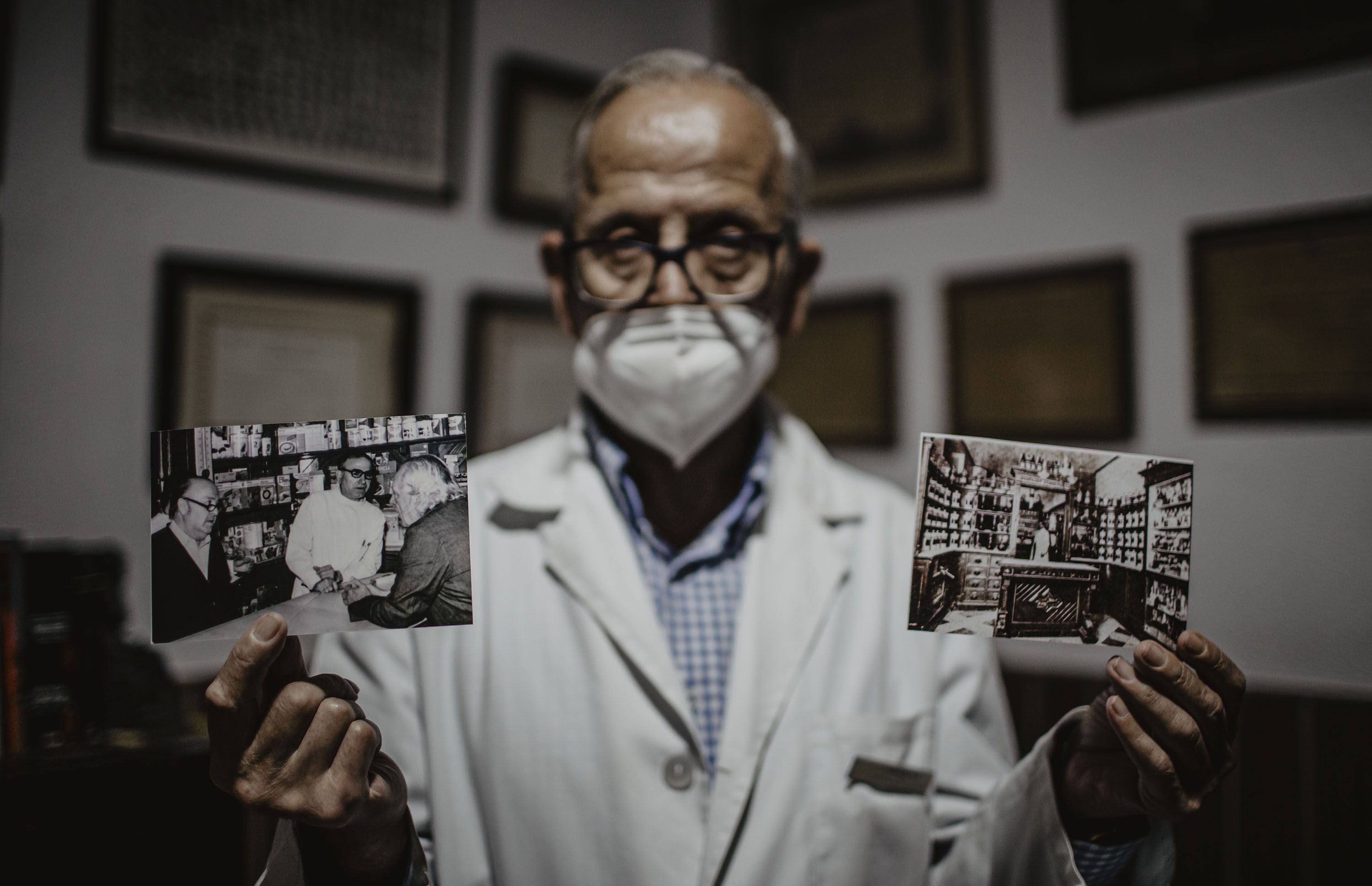 El farmacéutico muestra las fotografías. 
