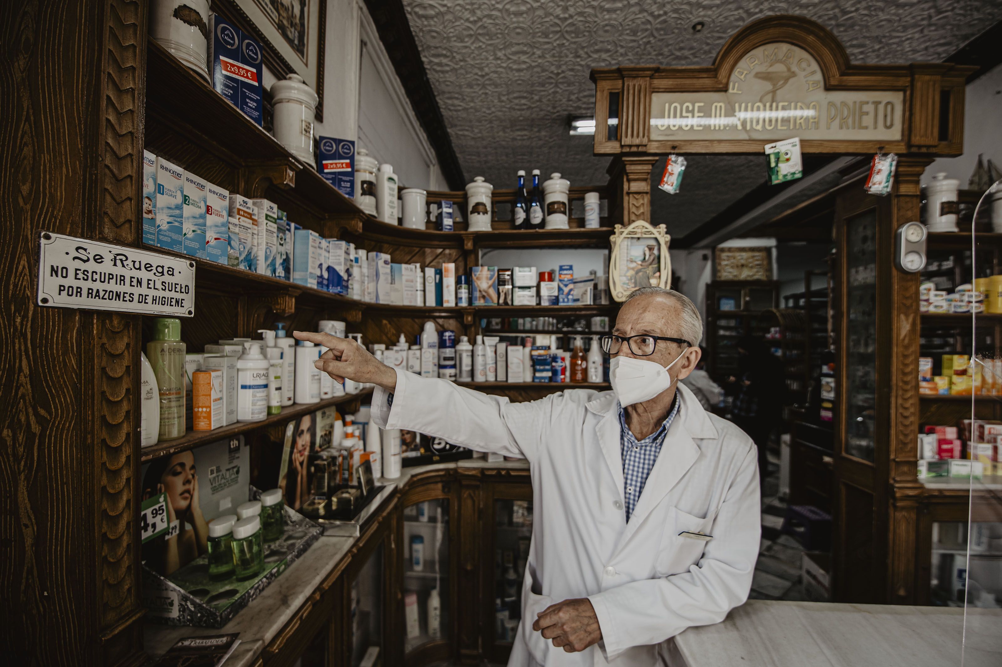 El portuense señala el curioso cartel.