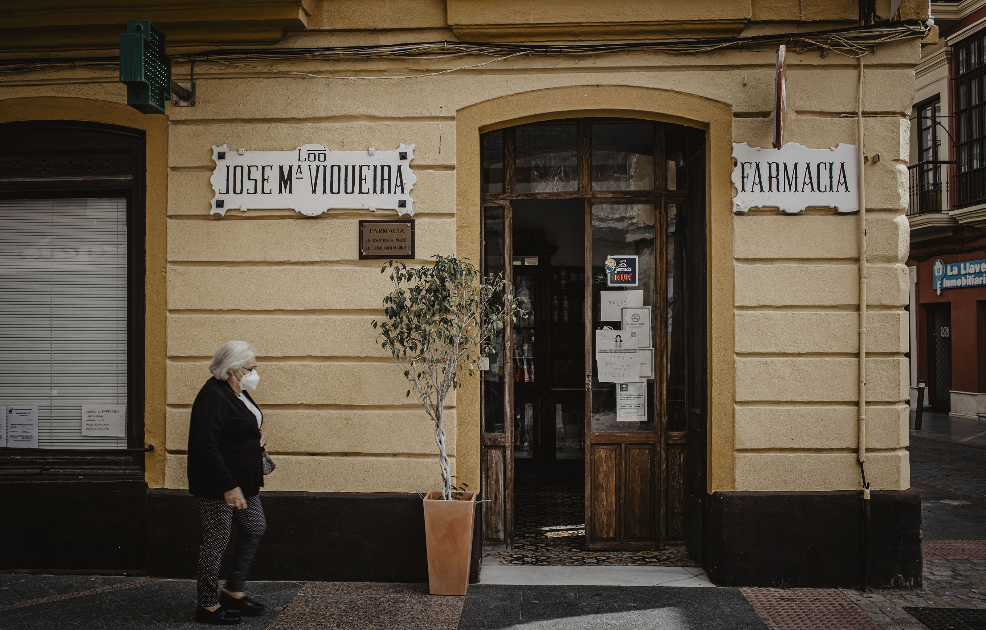 Exterior de la farmacia.