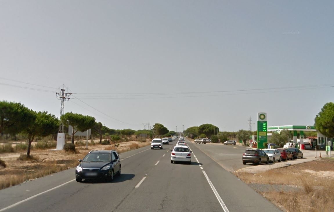 La entrada a Matalascañas por la carretera A-483.