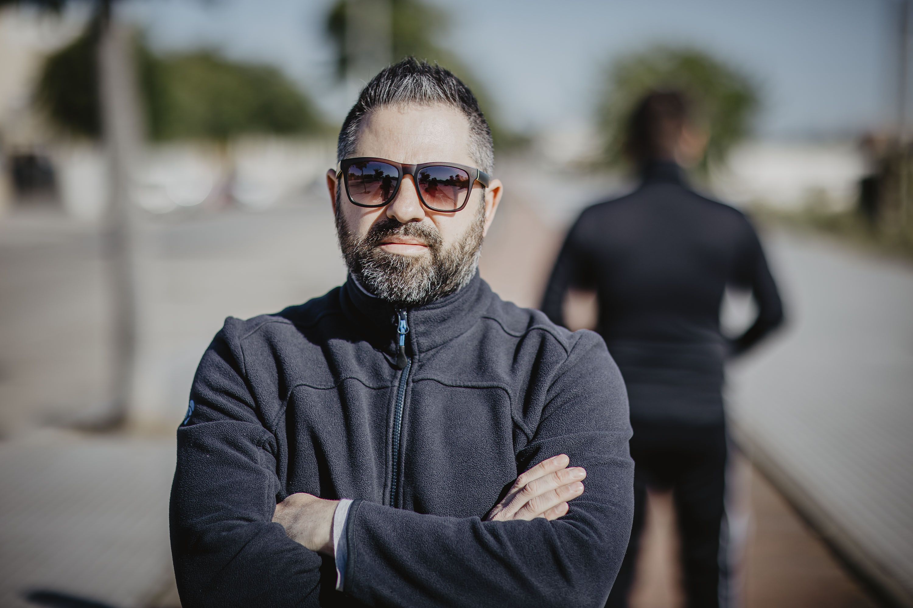 Jorge, trabajador de Airbus, y Manuel, empleado de hostelería, al fondo, este Primero de Mayo.