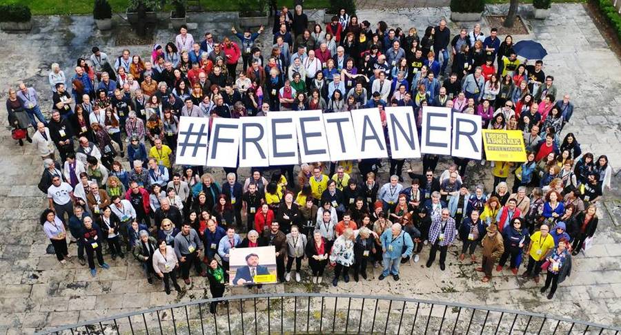 Socios de Amnistía Internacional durante la Asambea General Federal 2018, en Valladolid, piden la liberación de Taner Kiliç, presidente de AI en Turquía.