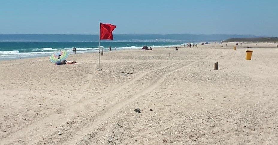Una playa en una fotografía de archivo.