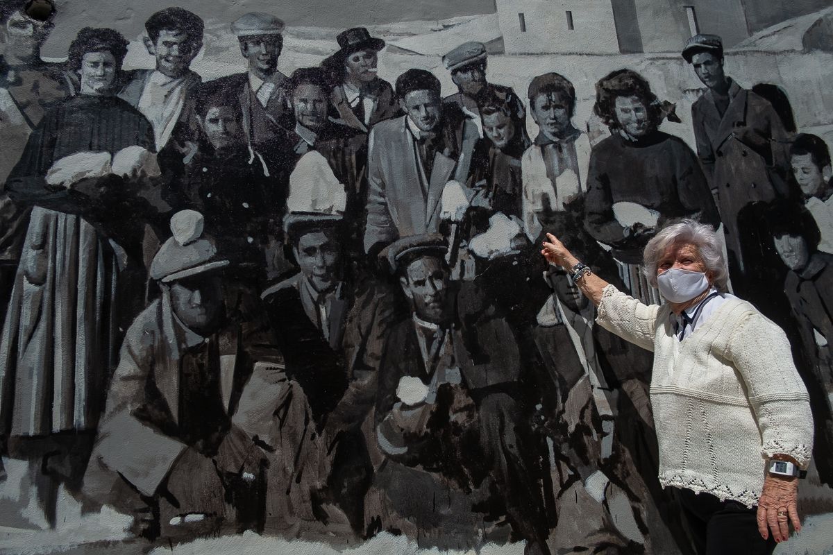 María del Carmen Calvo, una de las vecinas de Trebujena que aparece en la foto de la nevada, inmortalizada en el mural ganador de la primera edición de 'Art-Mura'.