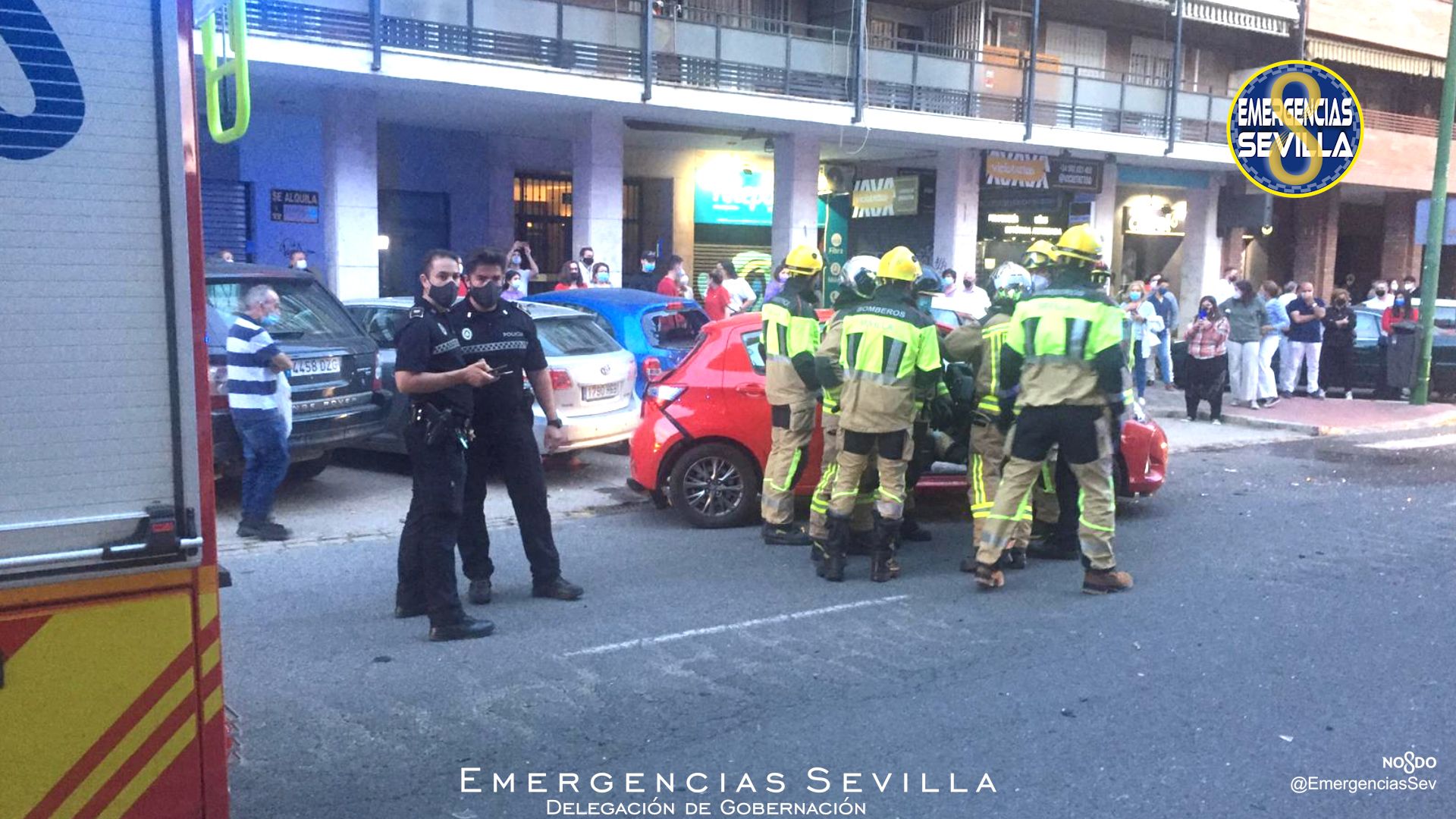 Una madre y una hija, hospitalizadas tras un terrible impacto en Reina Mercedes por un conductor borracho. En la imagen, operativo de emergencias tras el impacto en la avenida Reina Mercedes de Sevilla.