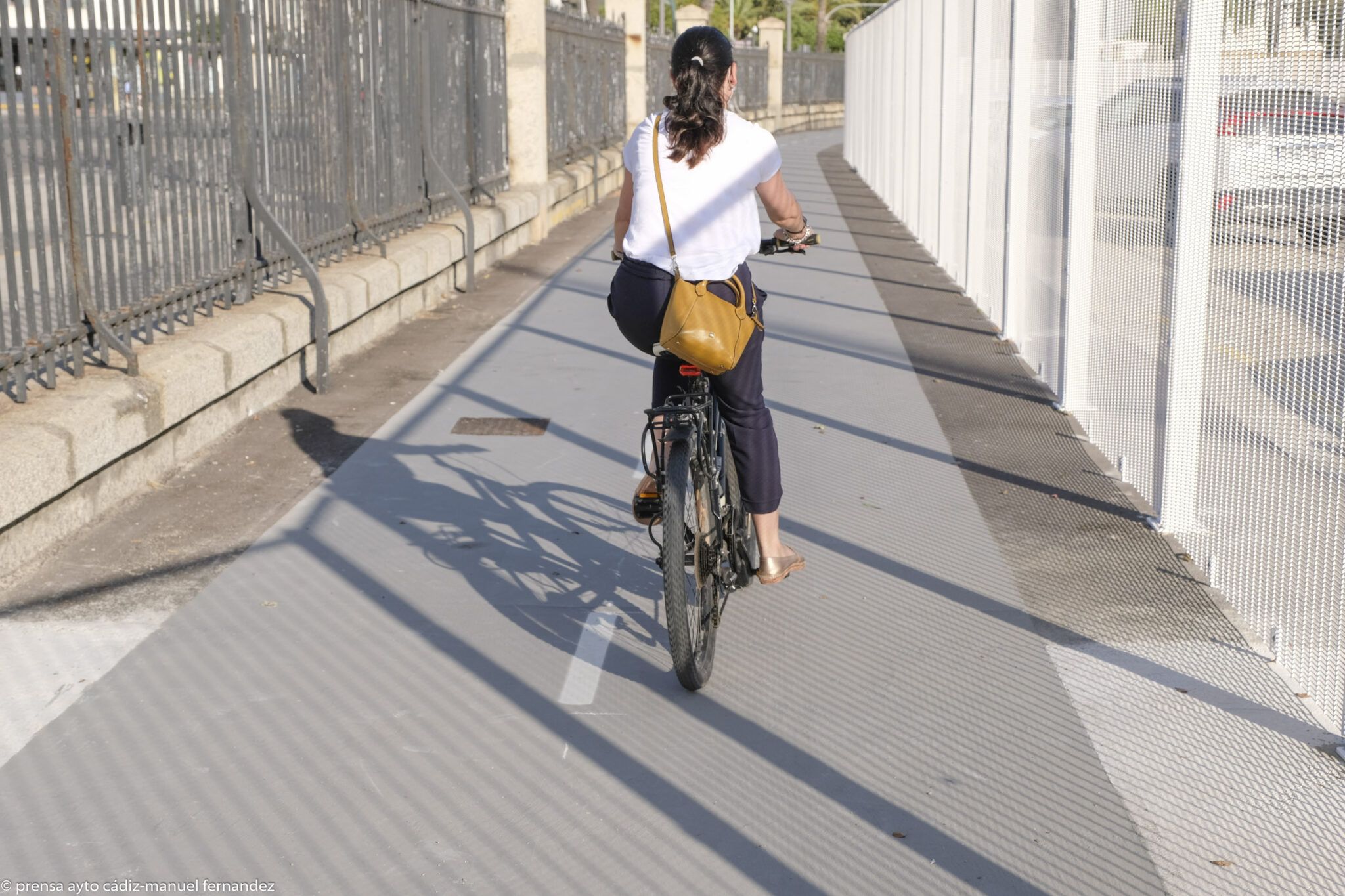 Una ciclista en Cádiz, en días pasados.