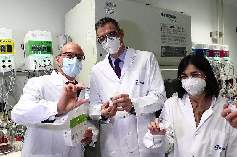 La ministra de Sanidad, Carolina Darias, con el presidente Pedro Sánchez en las instalaciones de la multinacional farmacéutica española Hipra.