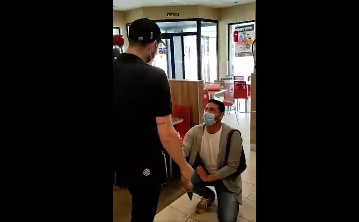 Pedida de matrimonio en el Burger King de Los Palacios. Pedida de matrimonio en el Burger King de Los Palacios.