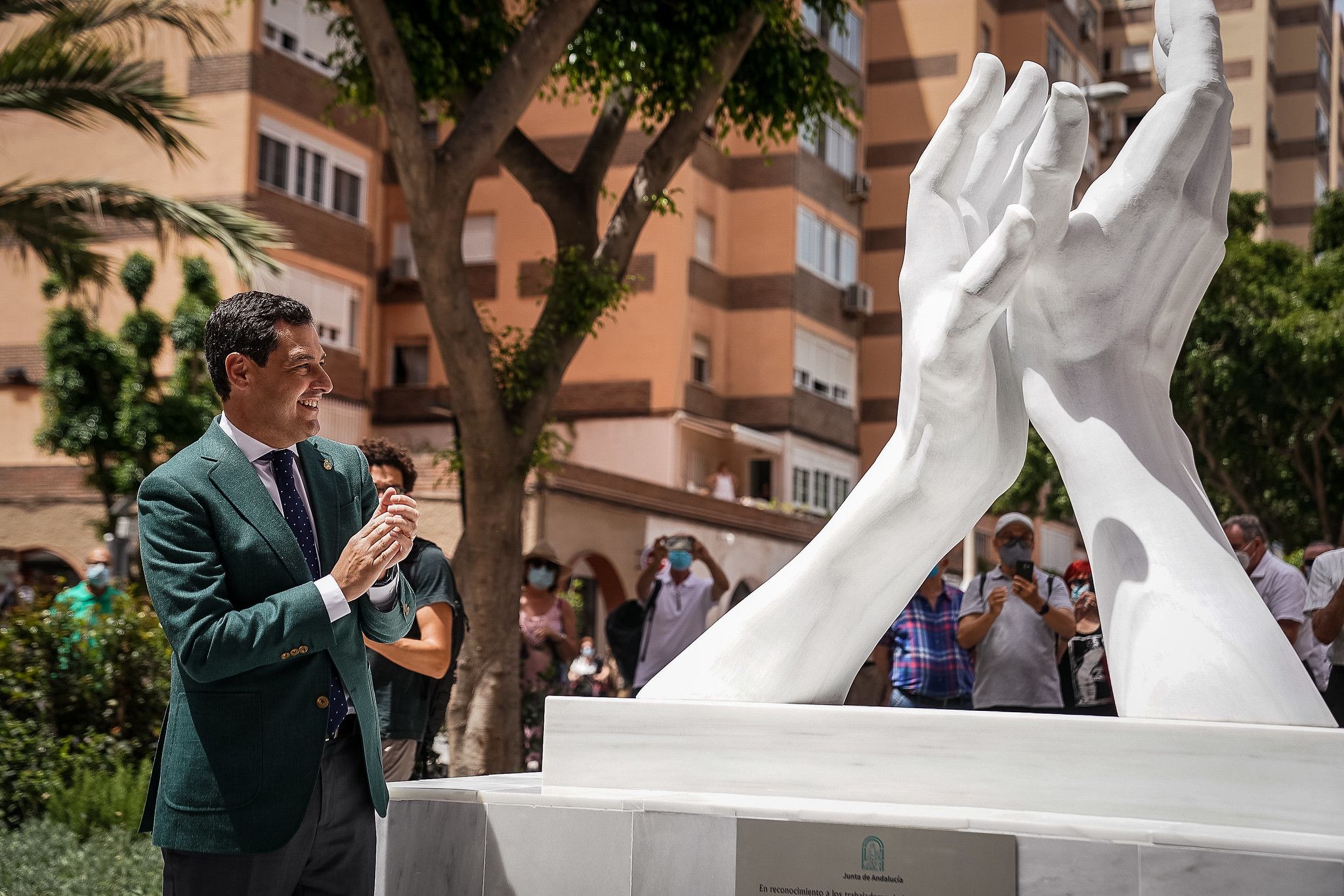 Moreno Bonilla, en una de las escultoras que homenajea a los sanitarios en las capitales de provincia de Andalucía.