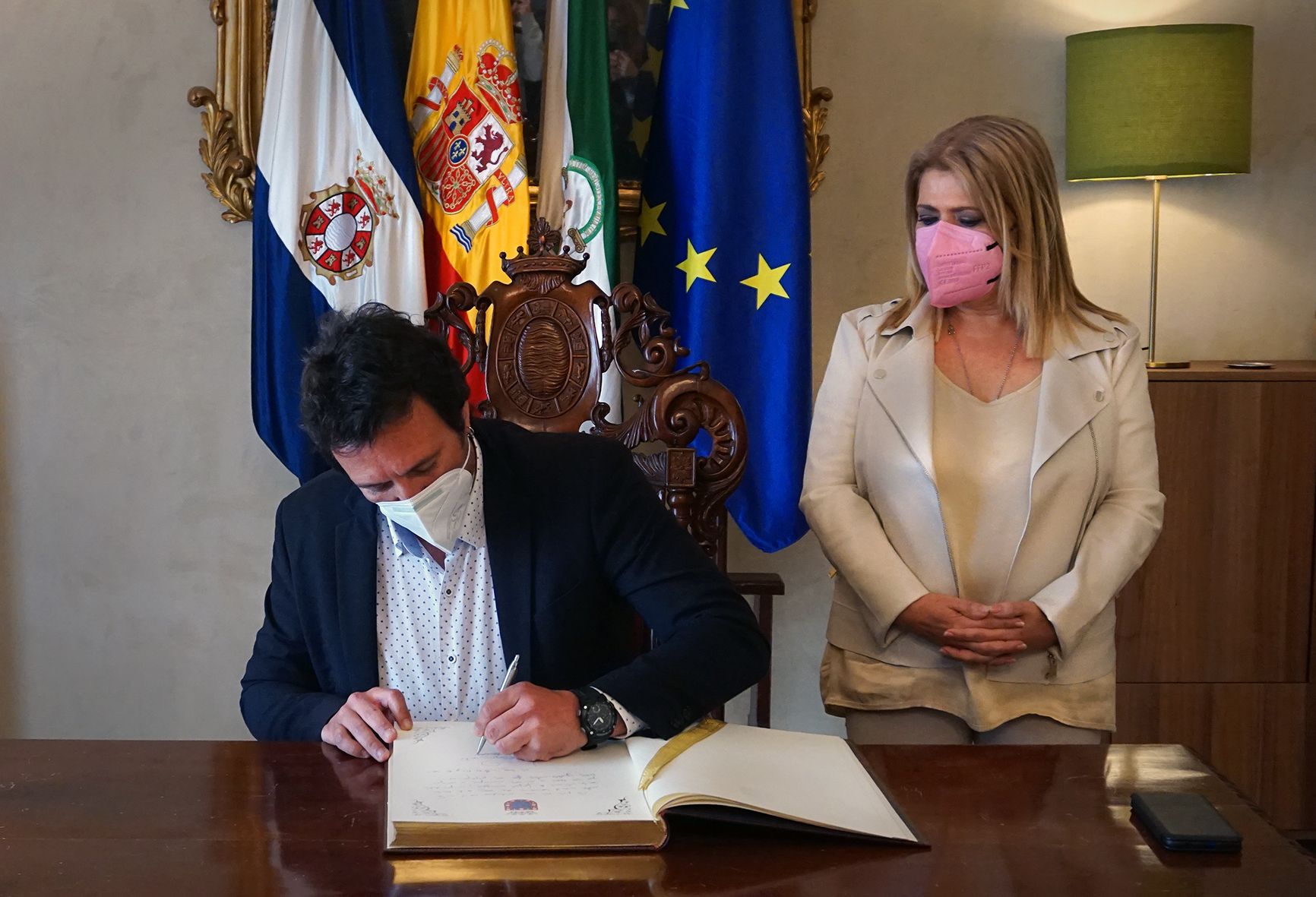 Un momento de la firma de José María González en el libro de honor de la ciudad, en presencia de Mamen Sánchez.