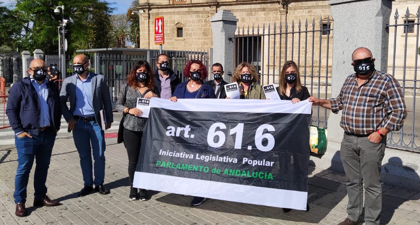 Funcionarios interinos de la Junta de Andalucía, contratados en fraude de ley por abuso de temporalidad, protestan en el Parlamento andaluz.