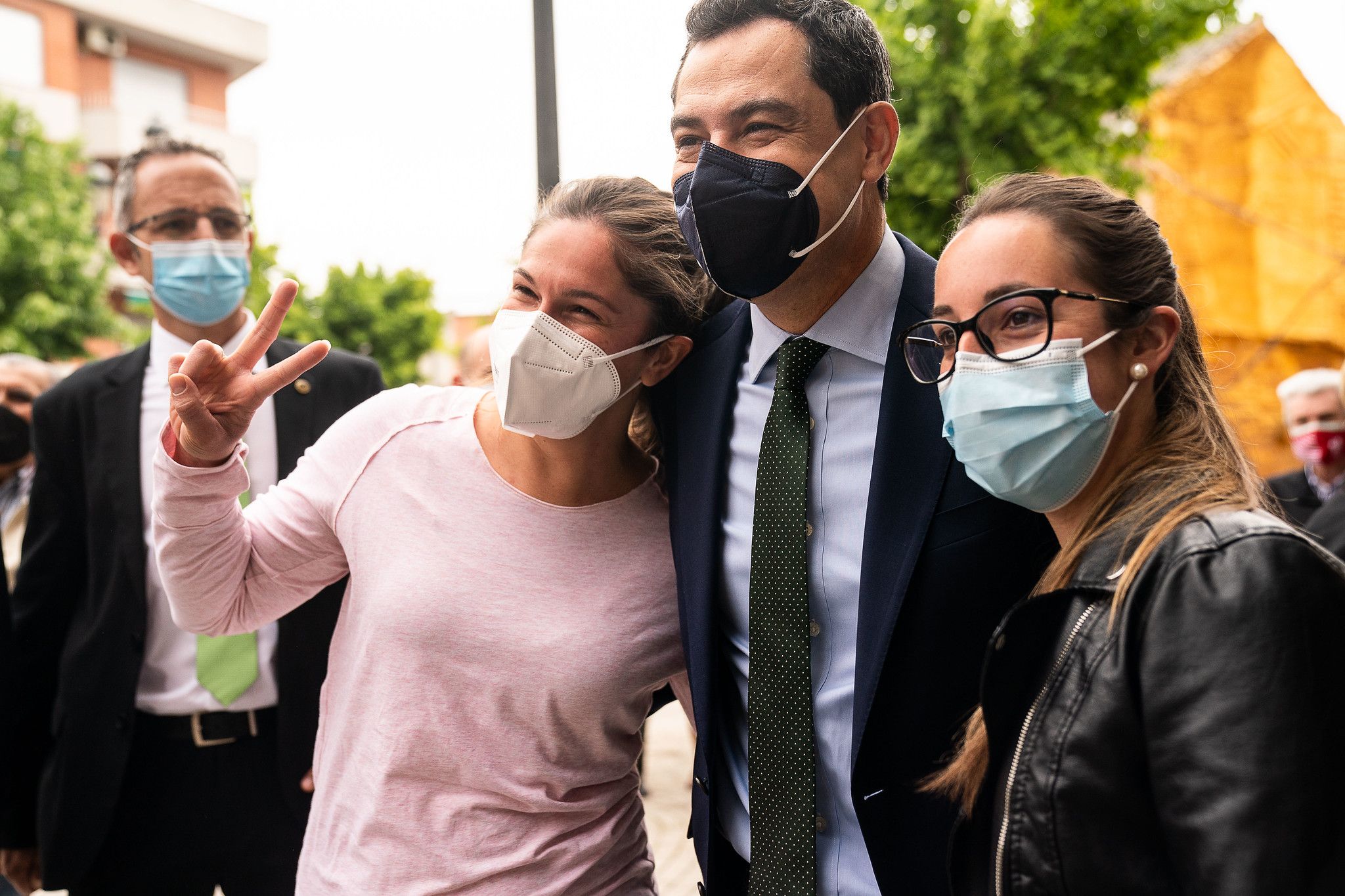 Moreno Bonilla, este pasado lunes, con vecinas de Albolote.