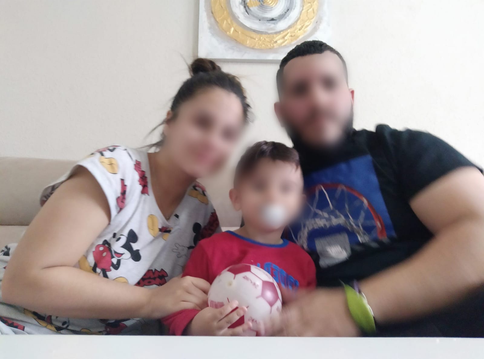 Familia desahuciada en Su Eminencia.