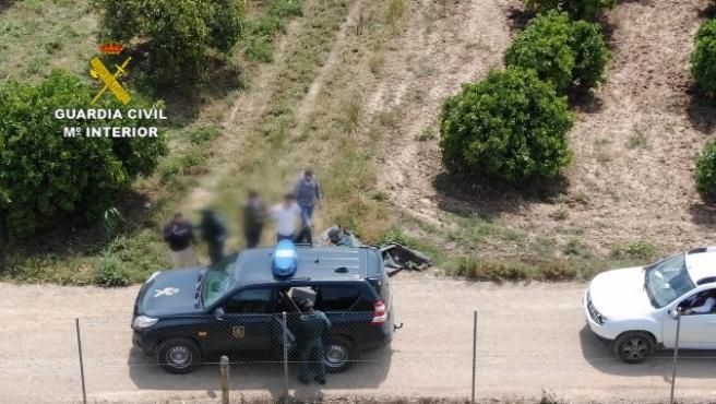 La Guardia Civil, deteniendo al cabecilla de una banda de narcos en una comunión.