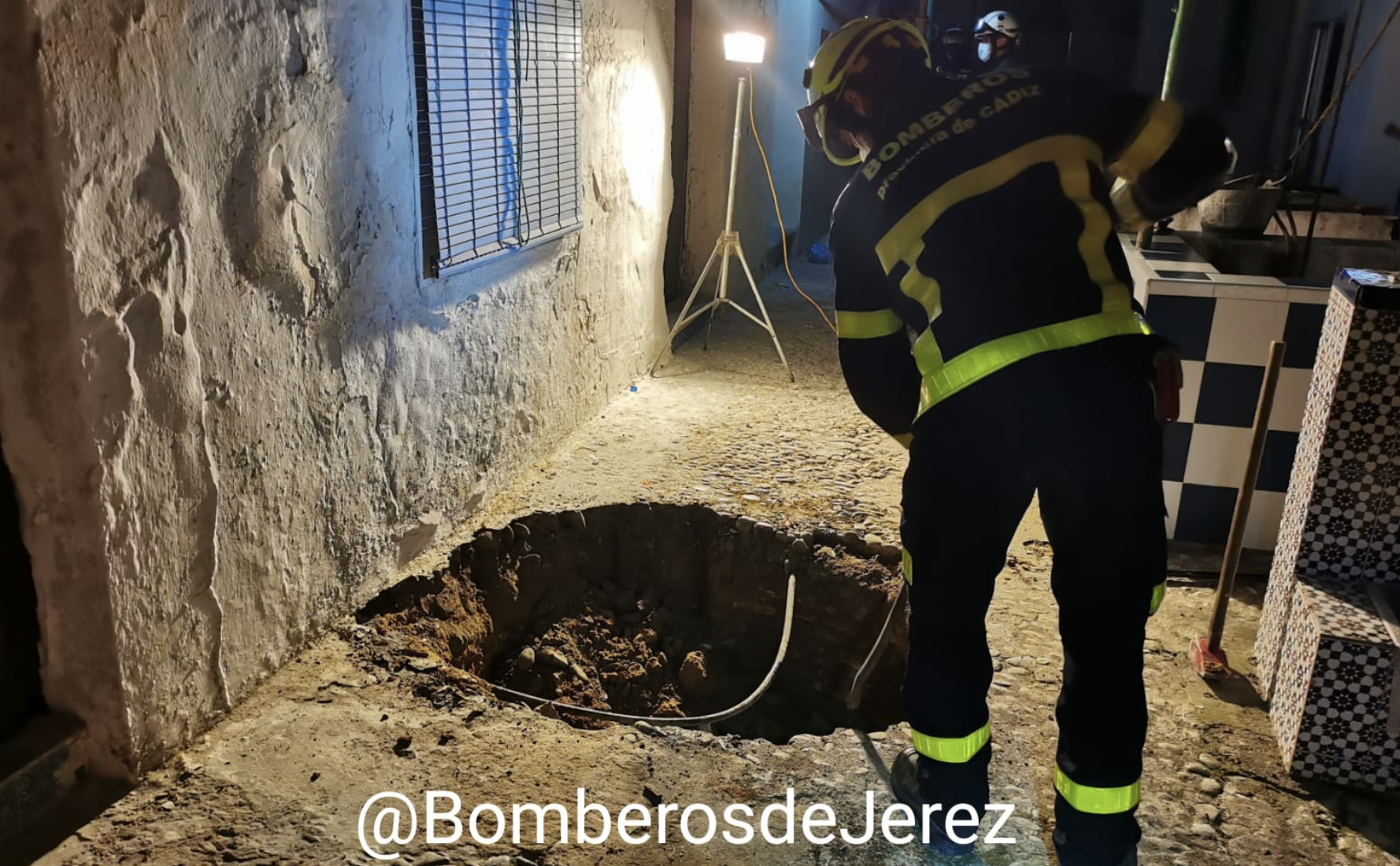 Un momento de la intervención de Bomberos en la casa de calle Nueva, en Jerez, la pasada noche.