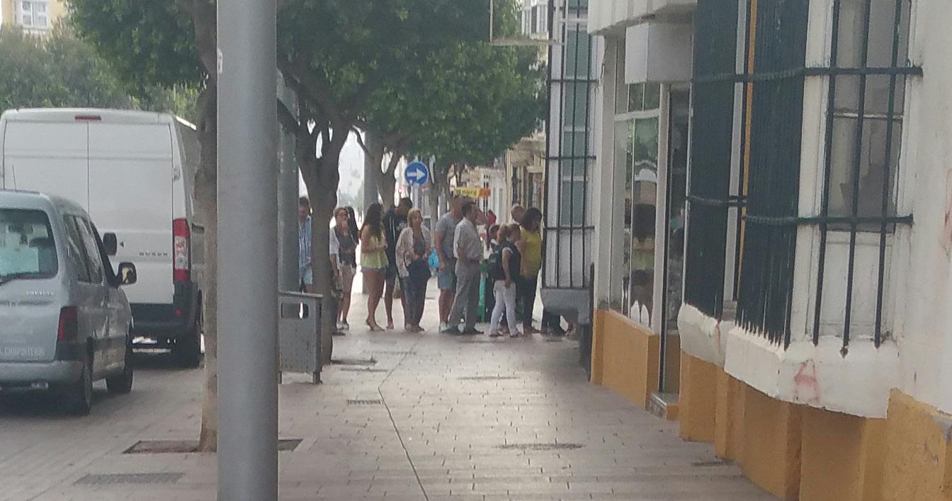 Colas de ciudadanos de San Fernando a las puertas de la alcaldía. 