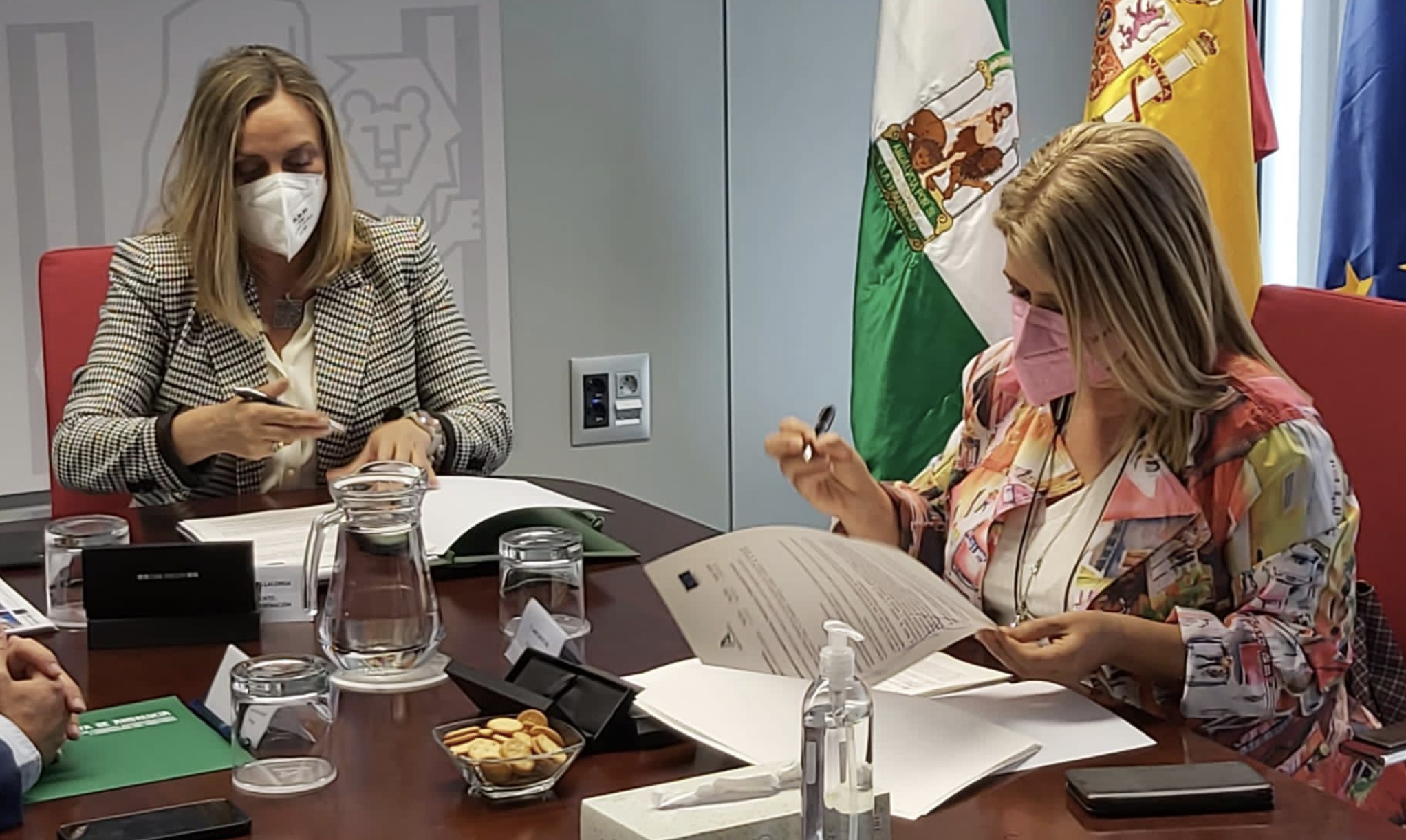 Carazo y Sánchez, en la firma del convenio, este martes en Sevilla. Carazo y Sánchez, en la firma del convenio, este martes en Sevilla.