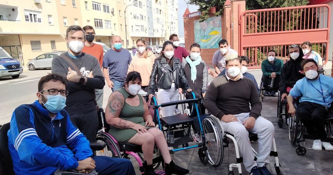 Usuarios y trabajadores del centro de discapacitados del Imserso en San Fernando piden a la Junta que se los vacune.