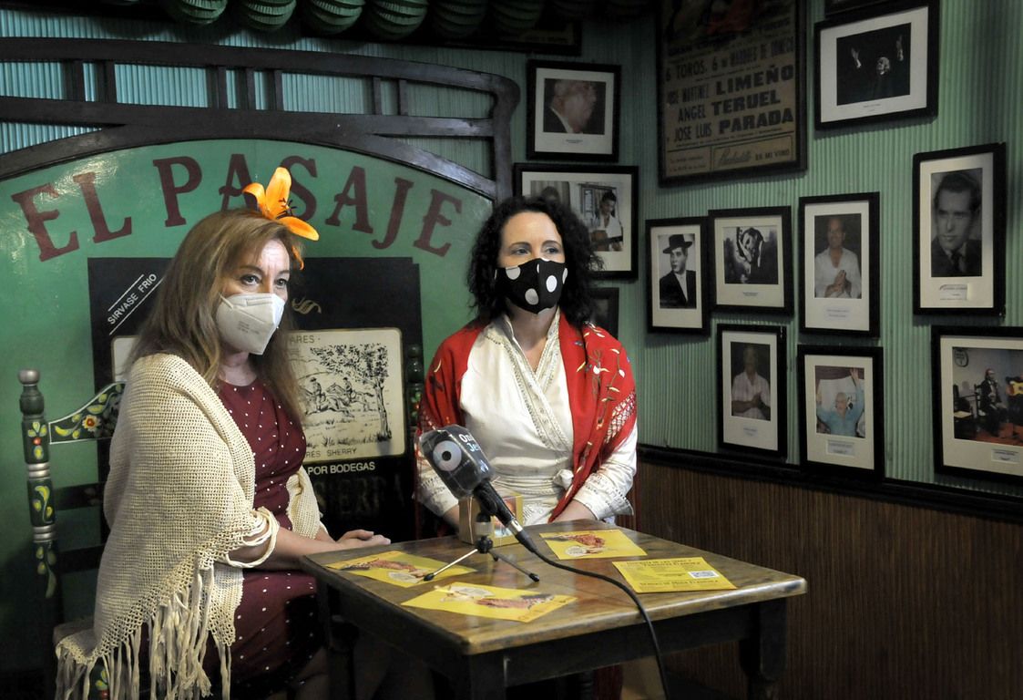 Isabel Gallardo y Nela García, en la presentación de las actividades.