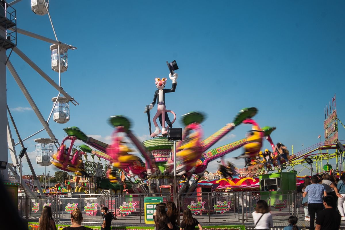 ¿Cuándo es el día de los cacharritos en la Feria de Jerez? En la imagen, una atracción, el pasado año, en plena actividad.