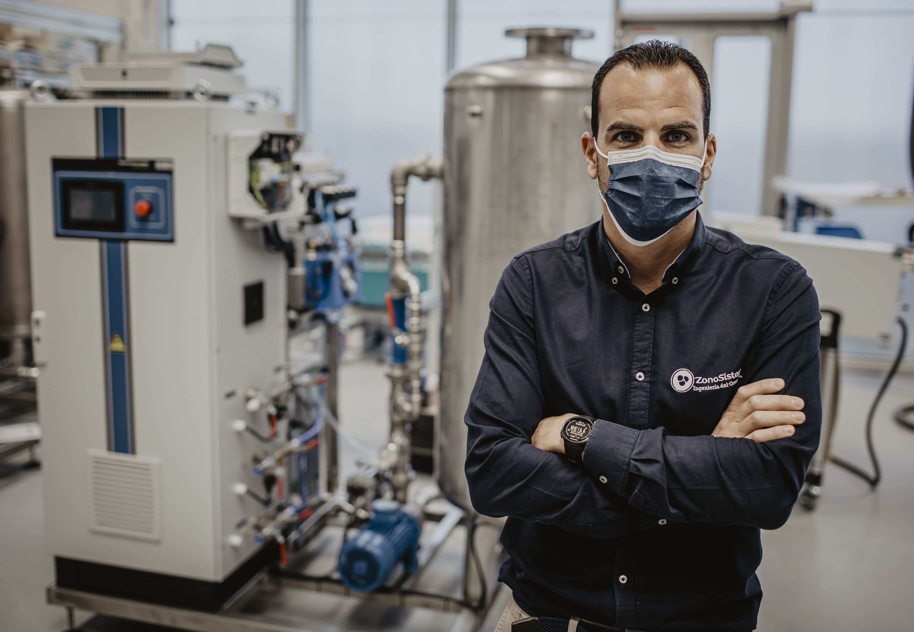 Sergio Sánchez junto a un generador de ozono en la nave de ZonoSistem.
