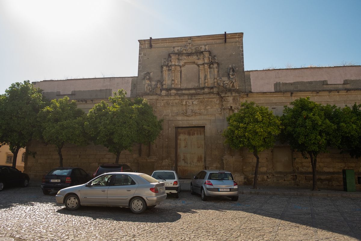 Parte de la plaza del Mercado con el Palacio Riquelme, una joya olvidada del intramuros de Jerez, en una imagen de archivo.