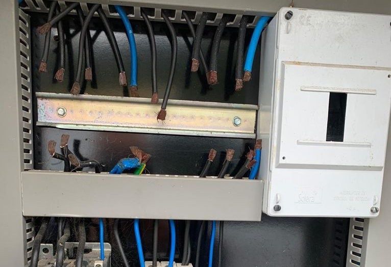Estado del cableado tras el robo en Atlanterra.
