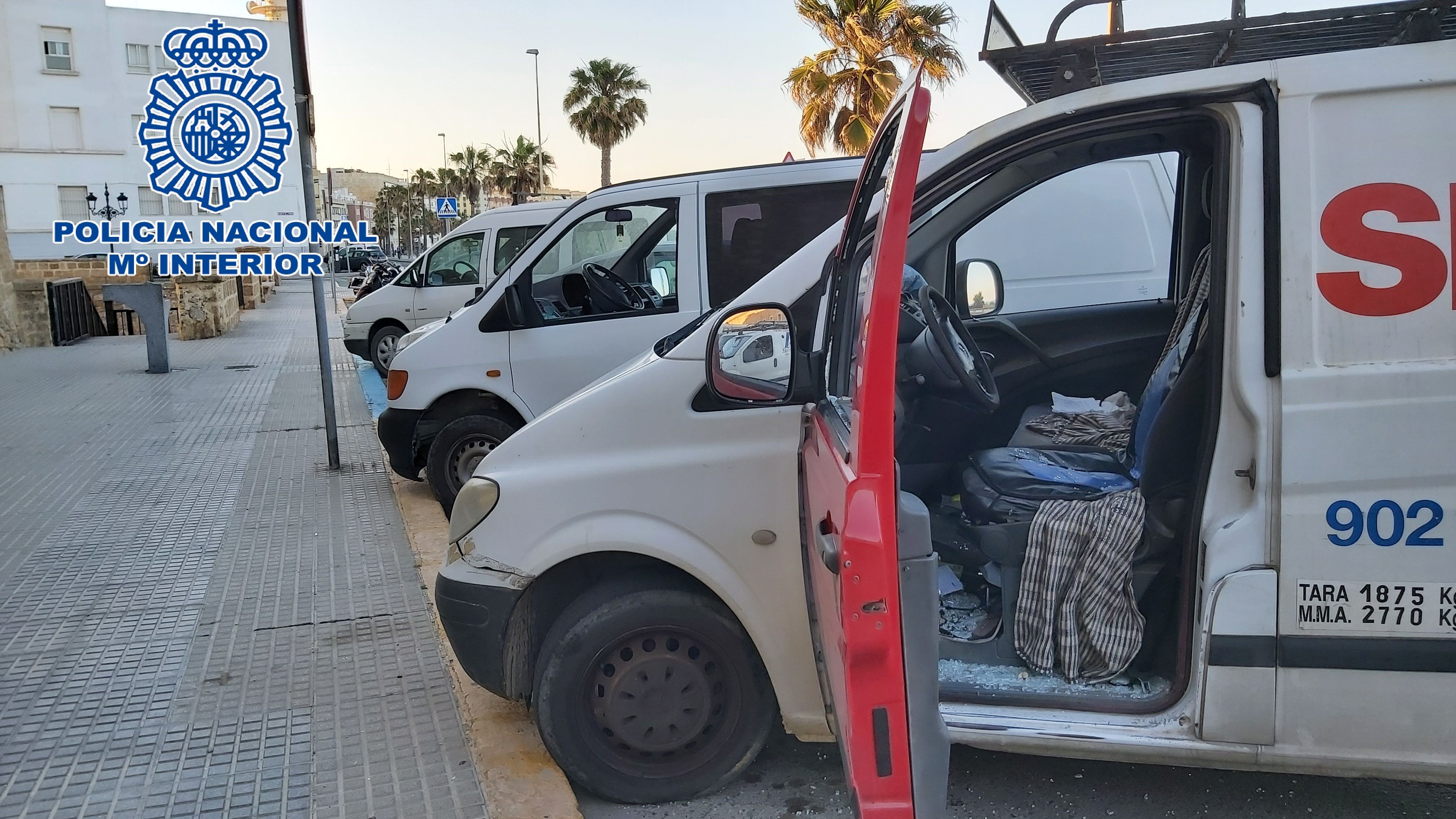 Destrozos en una furgoneta estacionada en Cádiz.